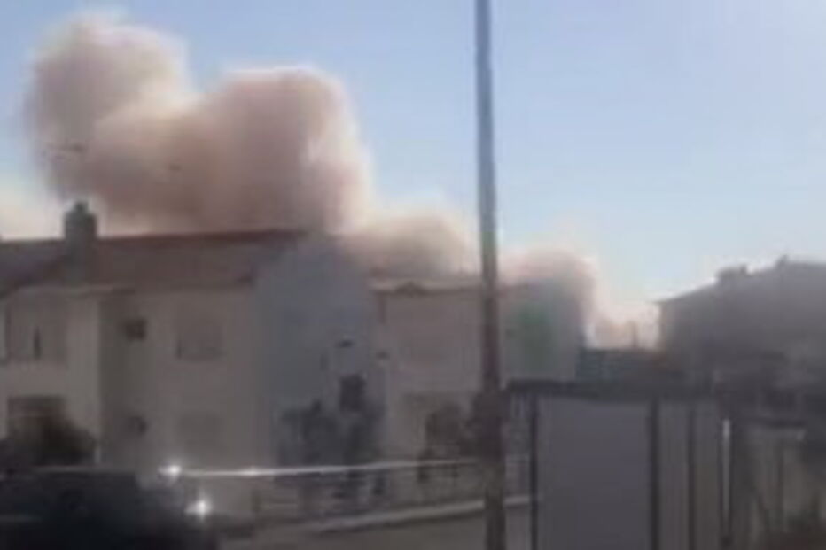 Incêndio junto a casas em Alvide, Cascais