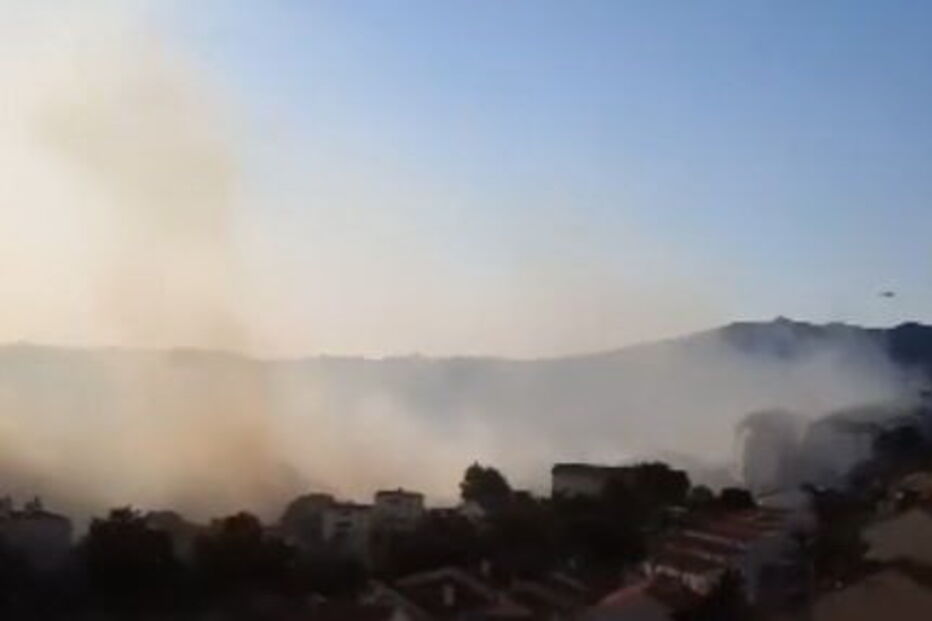 Incêndio junto a casas em Alvide, Cascais