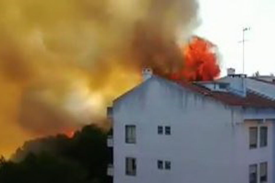 Prédios em chamas em Alcabideche