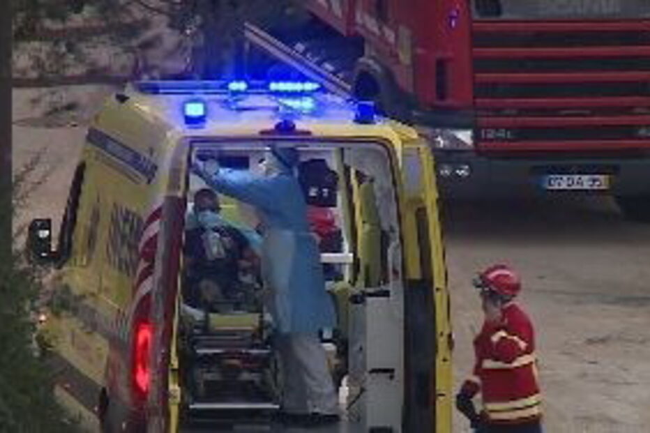 Incêndio em Alcabideche faz dois feridos. Um deles é bombeiro