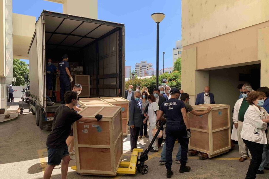 Vinte equipamentos foram entregues ao Centro Hospitalar e Universitário do Algarve no dia 26 de maio. Os restantes dez chegaram mais tarde