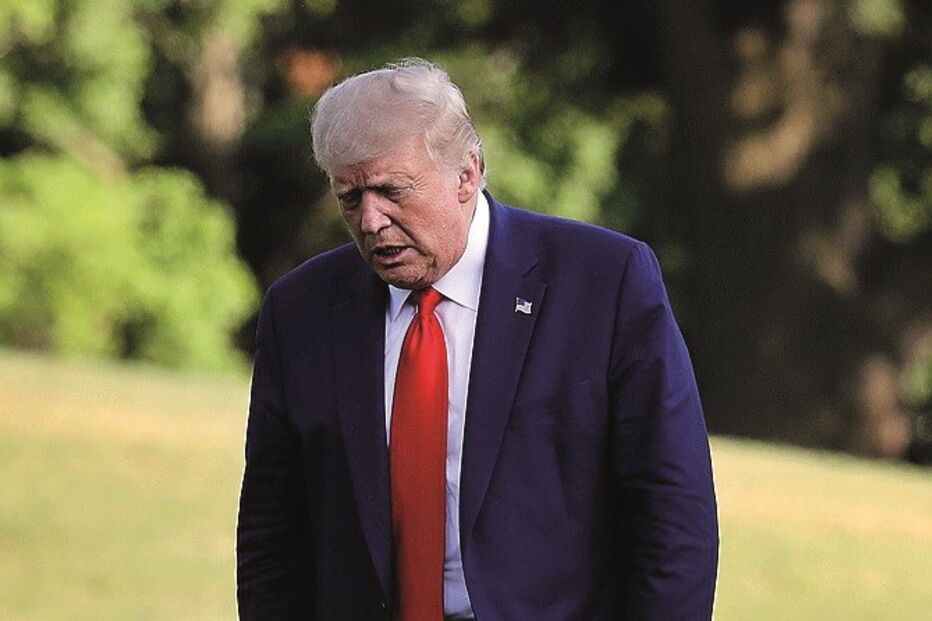 Fracasso no combate à pandemia e descalabro da economia afundaram Trump nas sondagens 