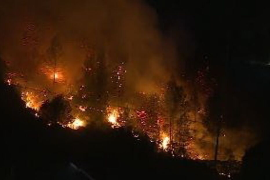 Reacendimento no fogo de Cascais volta a ameaçar casas