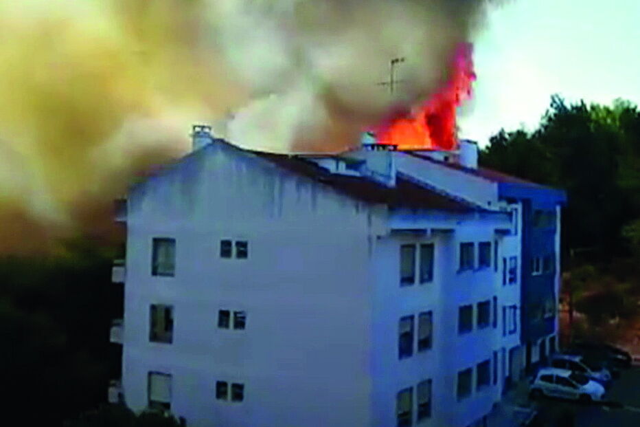 Incêndio atingiu a cobertura de dois prédios e lavrou muito perto de vários edifícios em Alvide