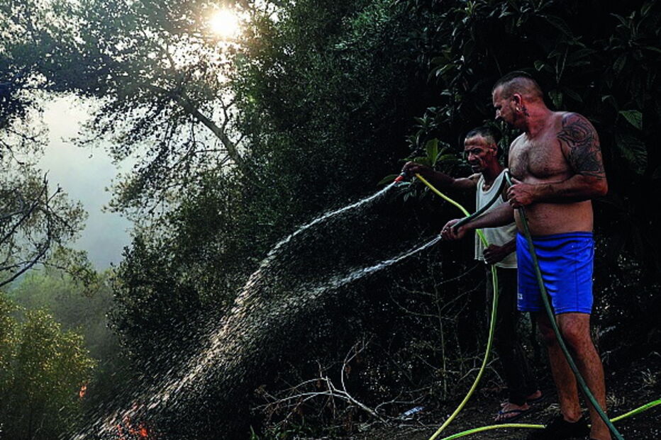 Moradores tentaram extinguir alguns focos