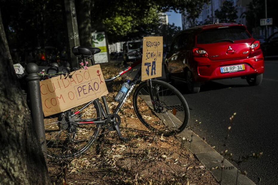 Centenas juntam-se em vigília em Lisboa para homenagear vítimas de atropelamentos 