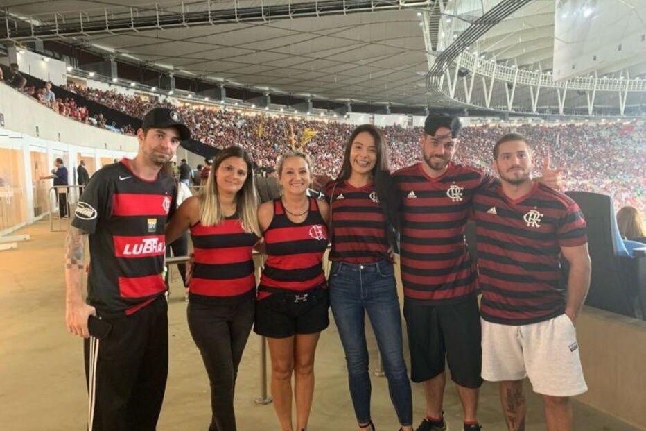 A advogada acompanhou a família do técnico do Flamengo em vários momentos importantes do clube. Na foto posa ao lado da mulher do treinador 