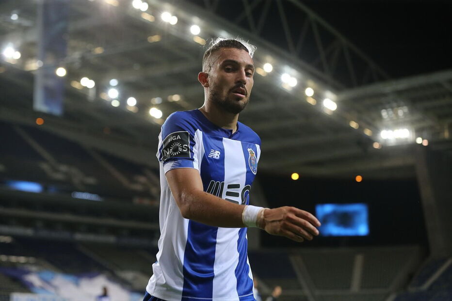 Alex Telles tem saída praticamente garantida
