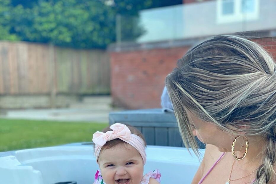 Namorada de João Cancelo e a filha