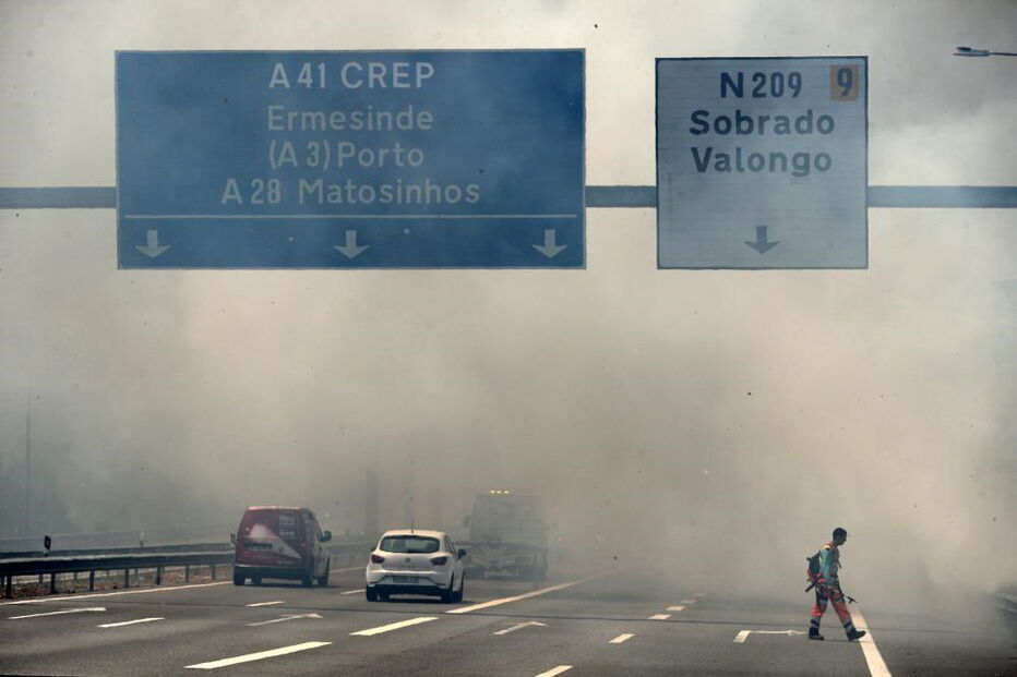 Nuvem de fumo denso obrigou ao corte das saídas da A41 para Sobrado 