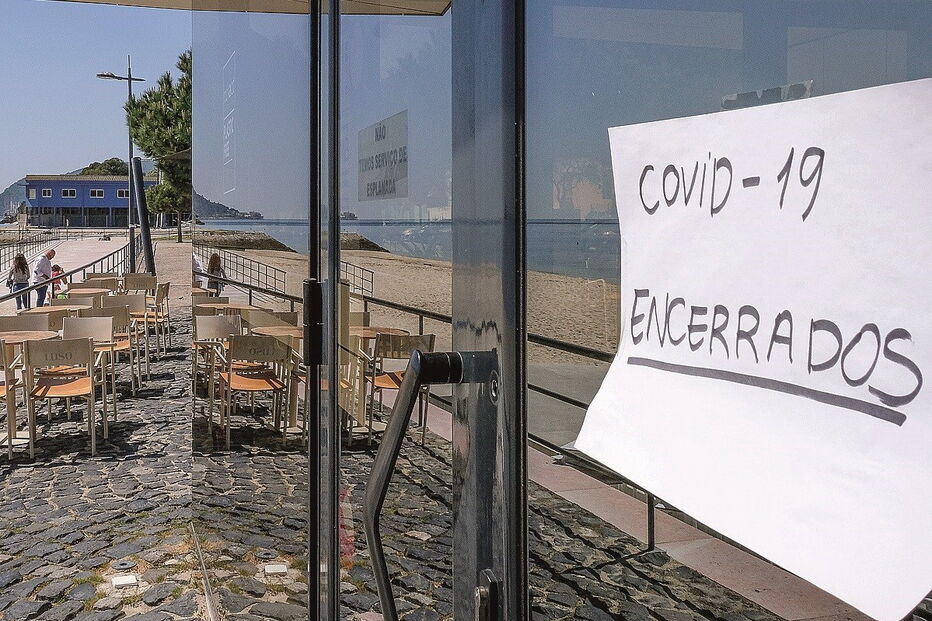 Pandemia de Covid-19 desencadeou uma crise económica que está a afetar particularmente o alojamento e os restaurantes