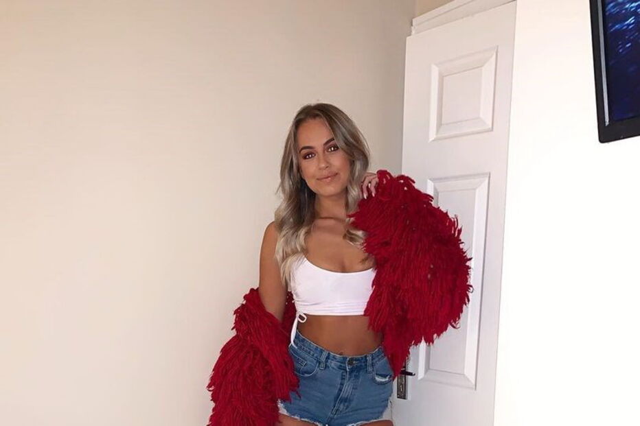 Jovem acorda com iniciais de sete homens tatuadas na perna após noite de festa