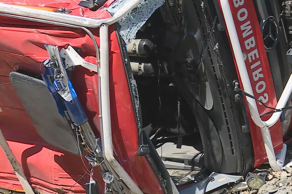Carro dos bombeiros de Ourém capota a caminho de incêndio e fere cinco operacionais