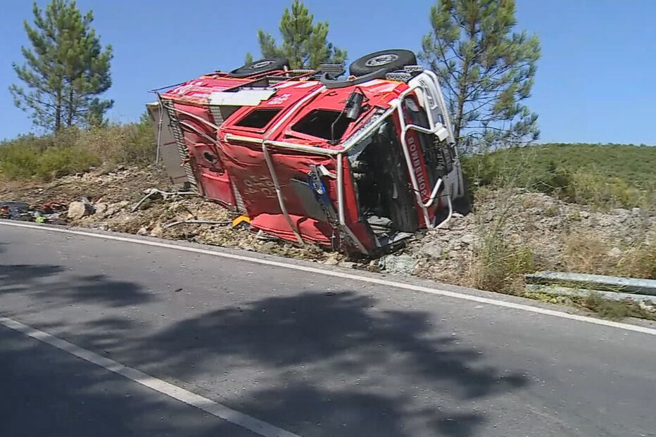 Carro dos bombeiros de Ourém capota a caminho de incêndio e fere cinco operacionais