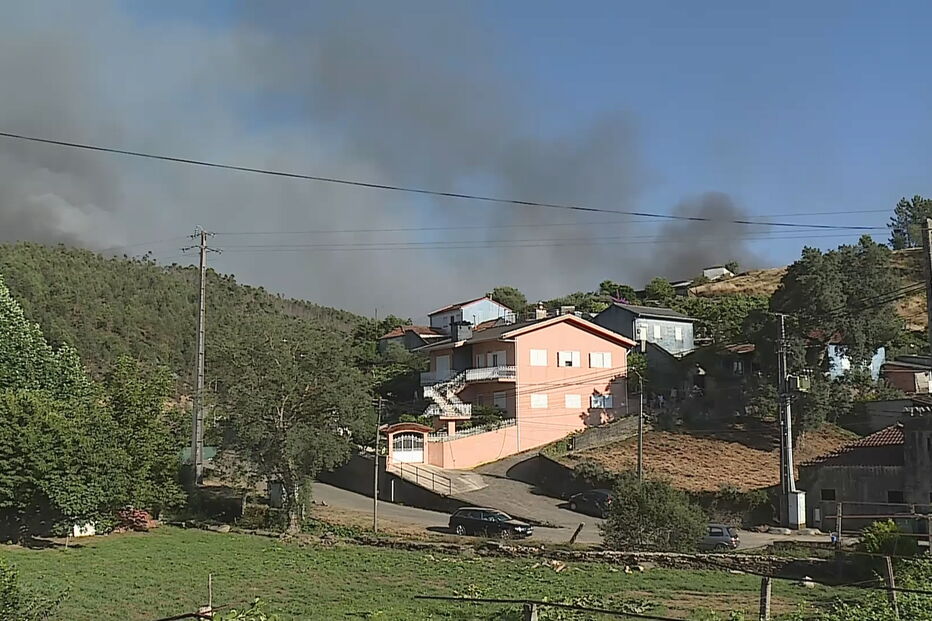 Reacendimento de fogo obriga à evacuação de casas em Valongo