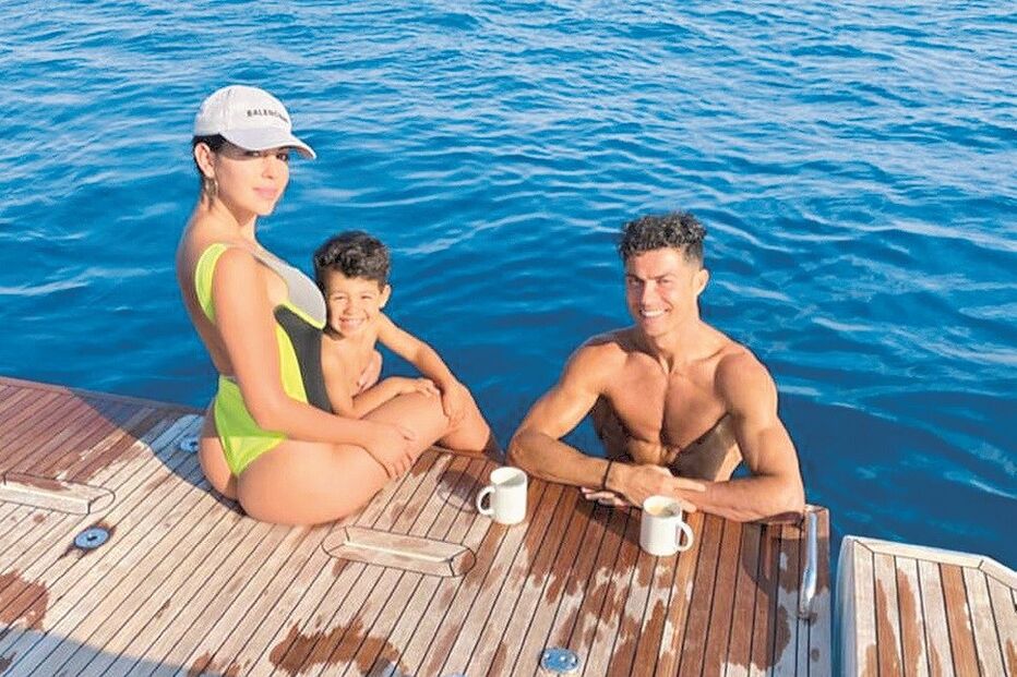 Futebolista e Georgina mostram-se  a descontrair no iate, em momentos de lazer 