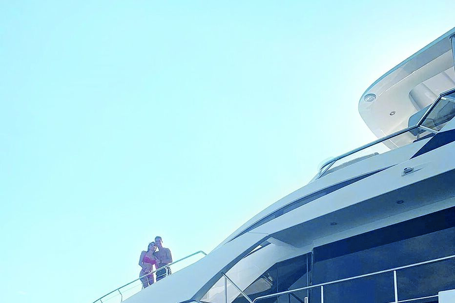 Futebolista e Georgina mostram-se  a descontrair no iate, em momentos de lazer 