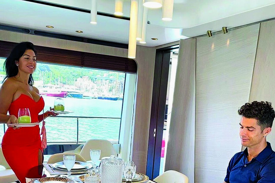 Futebolista e Georgina mostram-se  a descontrair no iate, em momentos de lazer 