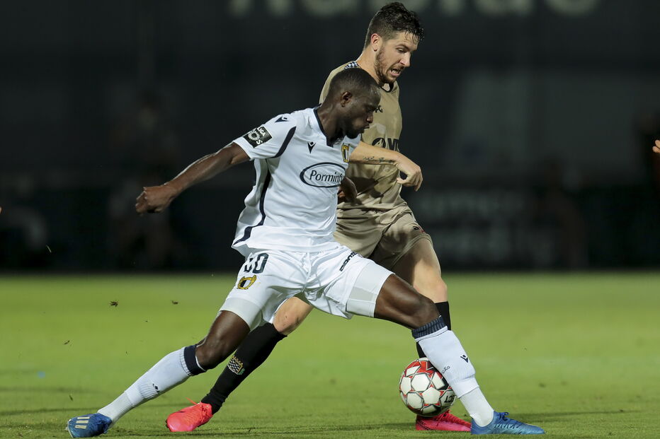 Coly (Famalicão) disputa a bola com Gustavo Sauer (Boavista)