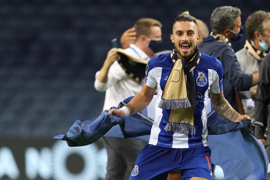 Alex Telles não terminou o jogo com o Sporting devido a problemas físicos