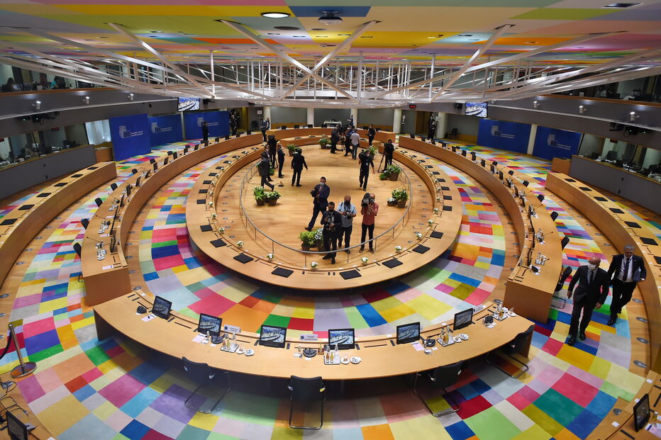 Líderes dos 27 voltam à mesa em busca de acordo para a recuperação económica da UE