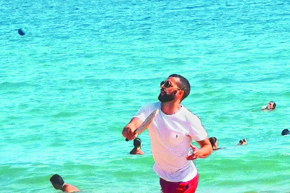 Simão a jogar raquetes com a filha Mariana nos Salgados  