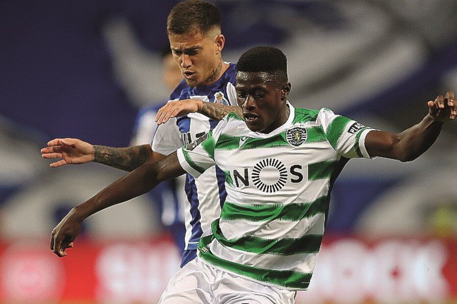 Nuno Mendes  em luta com Otávio no clássico de quarta-feira no Dragão 