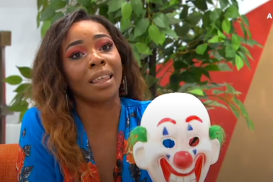 A comentadora do 'Big Brother' Eliane Tchissola ofereceu uma máscara de palhaço a Jéssica no programa 'A Tarde é Sua'