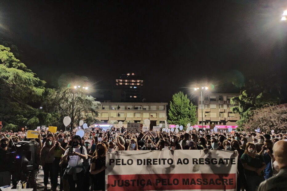 Centenas de pessoas juntam-se em vigília de homenagem a animais mortos em incêndio de Santo Tirso