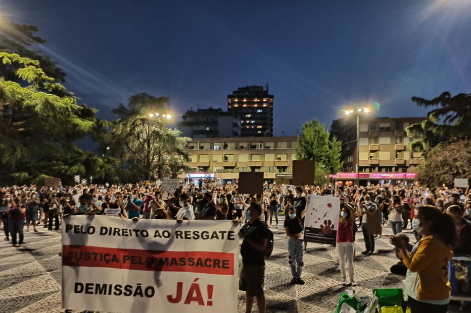 Centenas de pessoas juntam-se em vigília de homenagem a animais mortos em incêndio de Santo Tirso