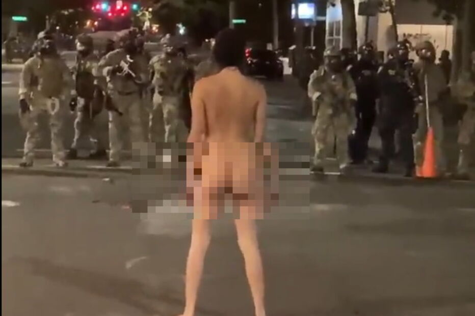 Mulher nua enfrenta polícia americana em protestos de Portland