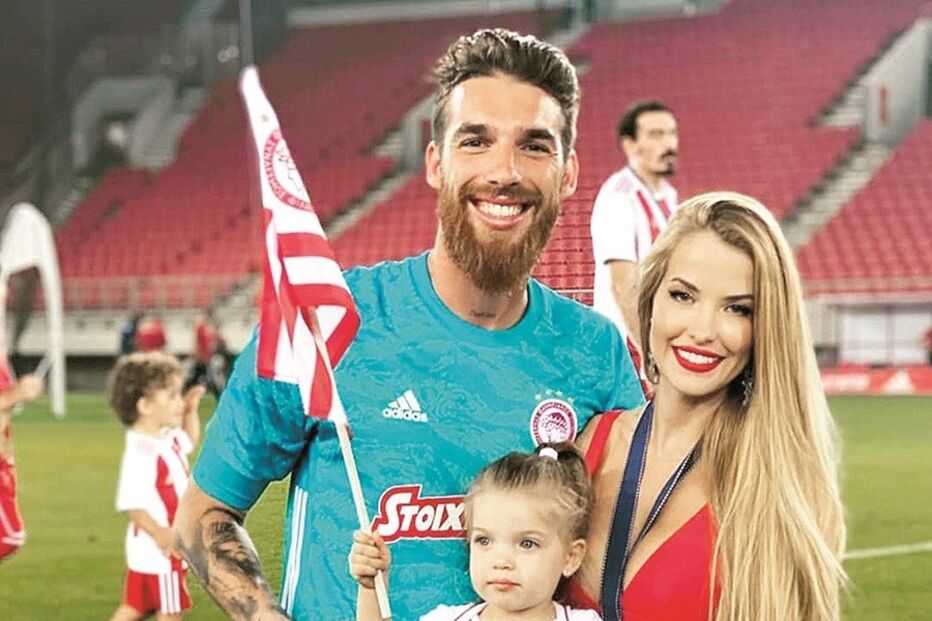 Mulher de José Sá celebra ao lado de craque do Olimpyacos