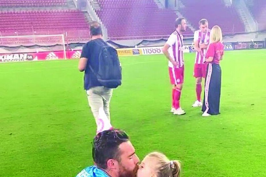 Mulher de José Sá celebra ao lado de craque do Olimpyacos