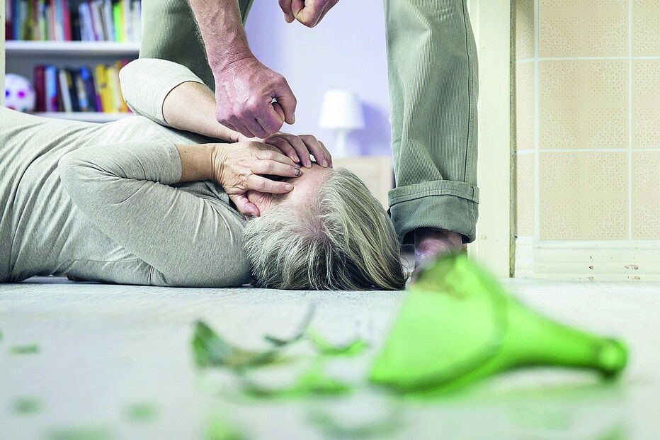 Avós idosos perdoam neto por maus-tratos