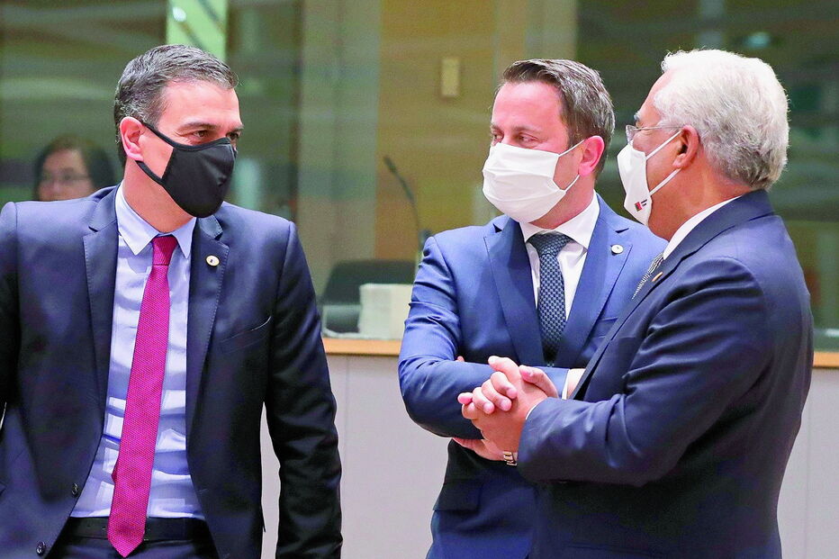 O primeiro-ministro português, António Costa, com os homólogos espanhol, Pedro Sanchéz, e luxemburguês, Xavier Bettel durante a cimeira   