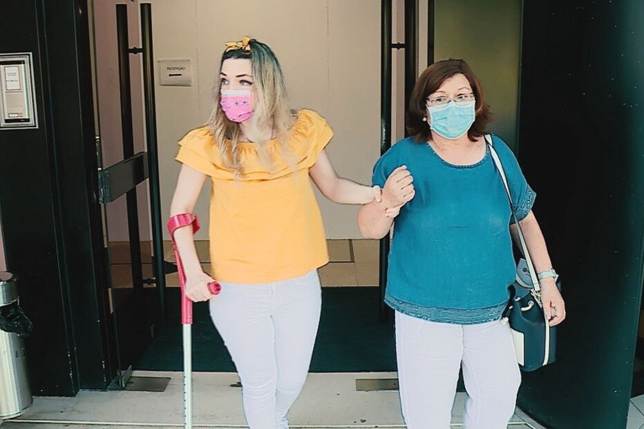 'Menina milagre' que foi baleada na cabeça pelo ex faz a 29.ª operação para recuperar a autonomia