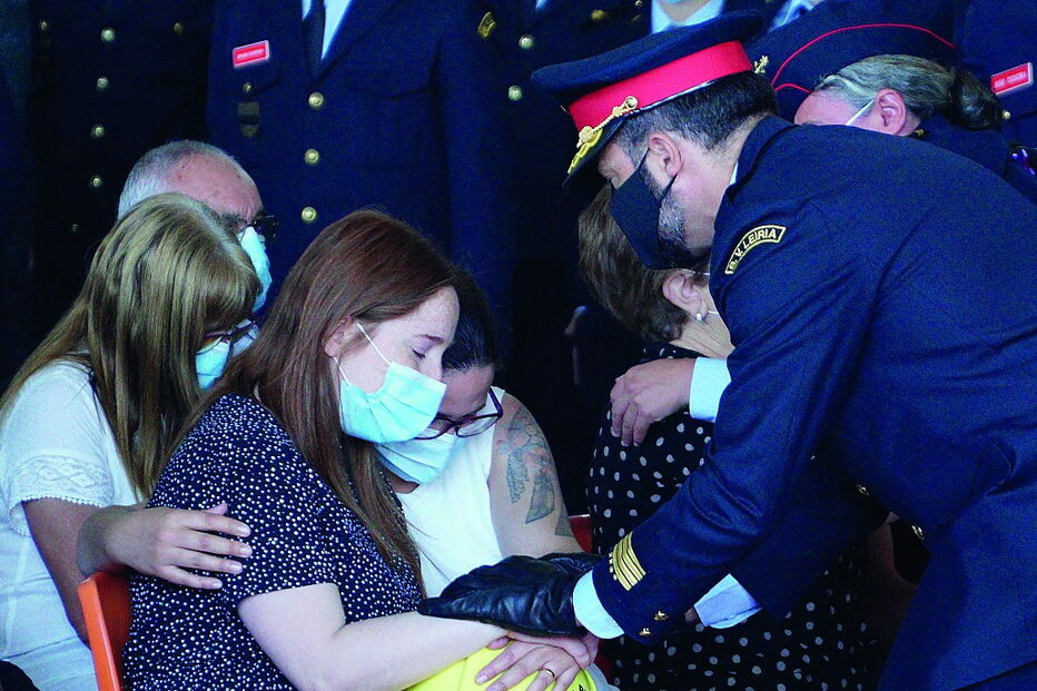 Companheira recebeu capacete do bombeiro durante a cerimónia marcada pela dor