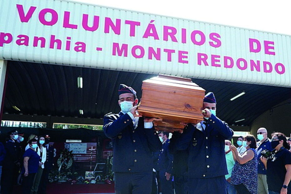 Colegas do operacional carregaram a urna, seguindo depois para o crematório de Leiria  