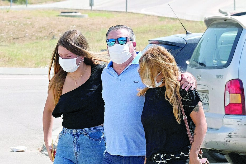 Toy em lágrimas no último adeus ao pai