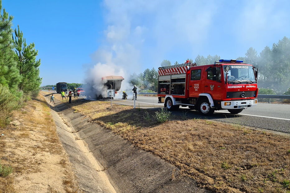 Camião incendeia-se na A2 em Grândola. Veja a imagem