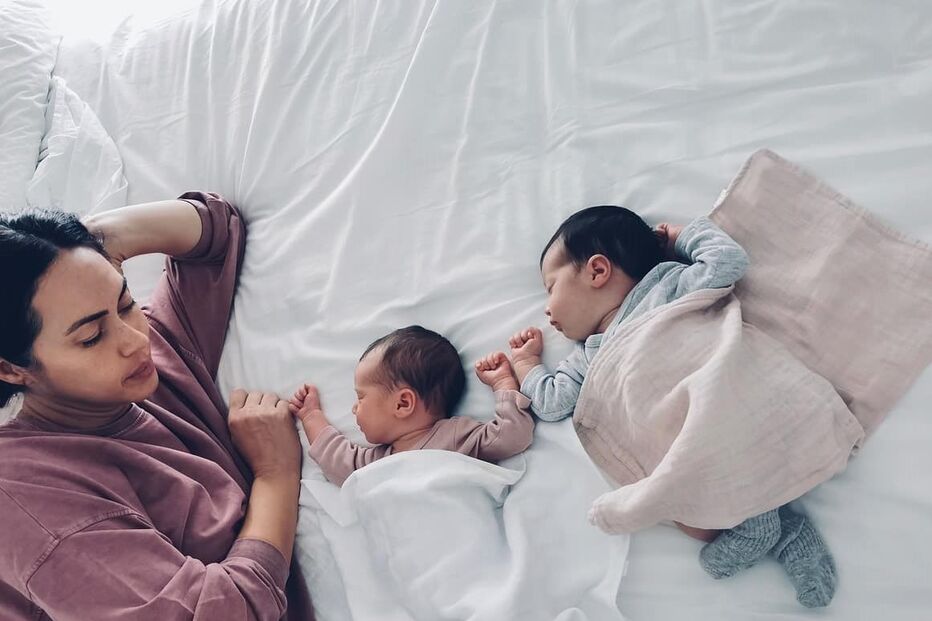 Débora Monteiro ao lado das gêmeas, Alba e Júlia