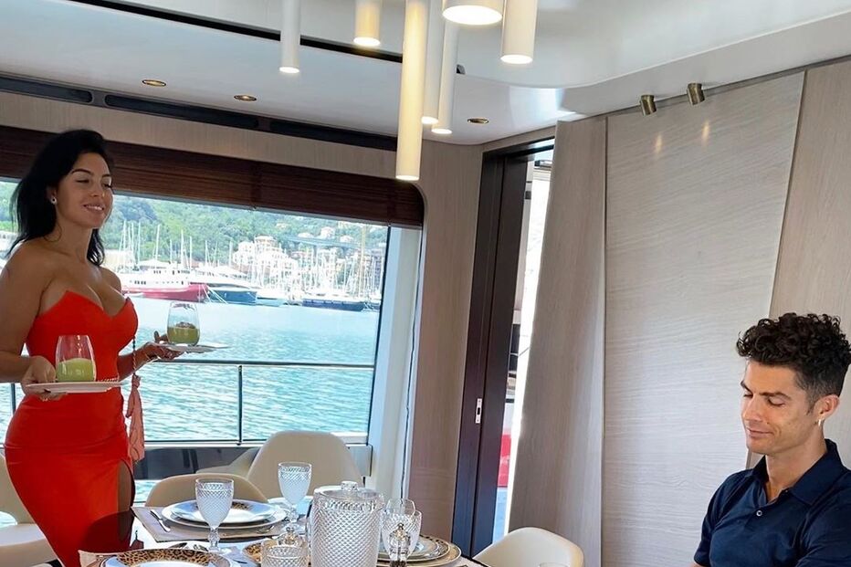 Cristiano Ronaldo e Georgina Rodríguez no iate de luxo