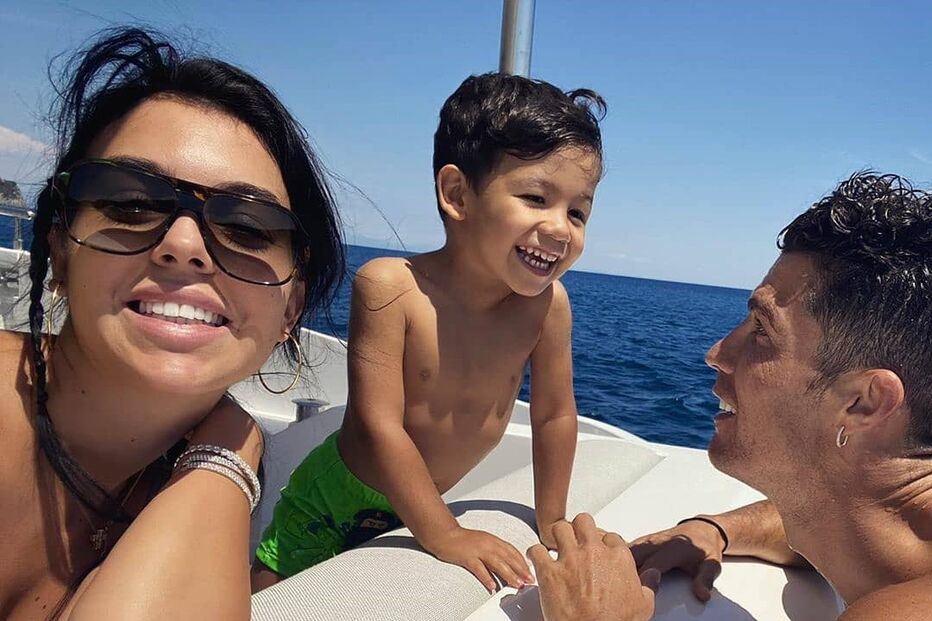 Cristiano Ronaldo e Georgina Rodríguez no iate de luxo com Mateo