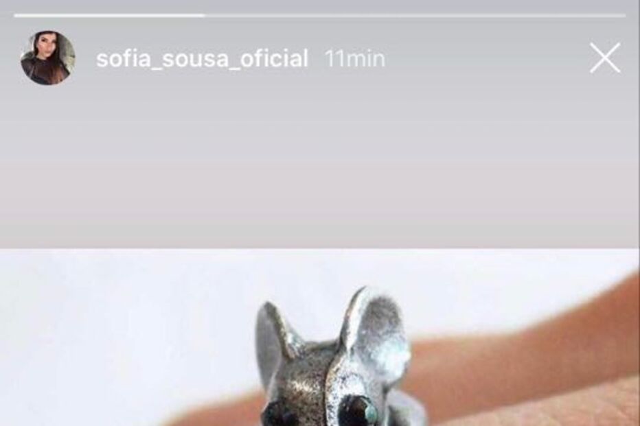 Sofia Sousa mostra anel com um rato