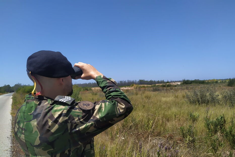 Militares do Exército e Marinha no terreno devido ao elevado risco de incêndios