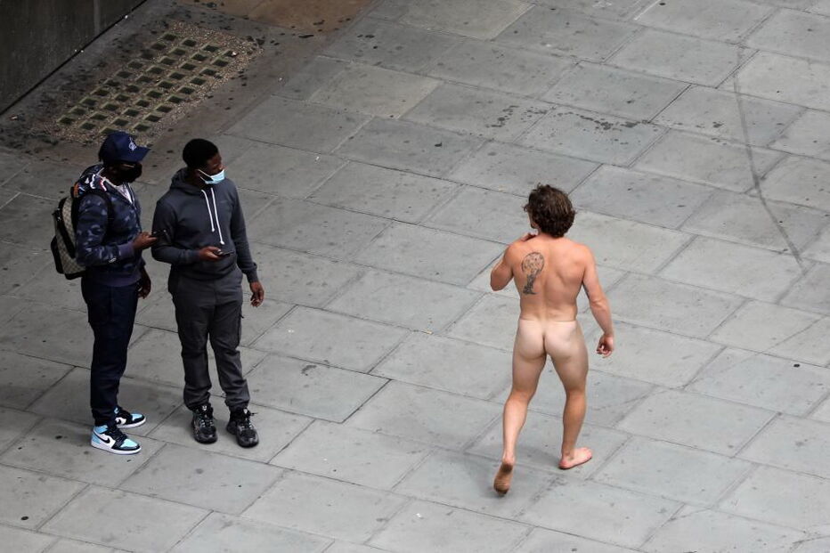 Homem passeia nu com máscara em Londres