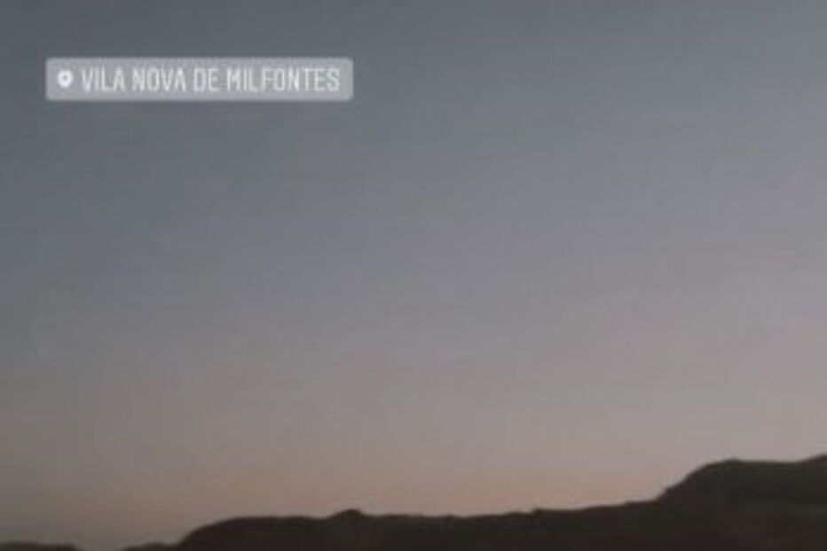 Festa leva dezenas de jovens junto à praia do Malhão em Vila Nova de Milfontes