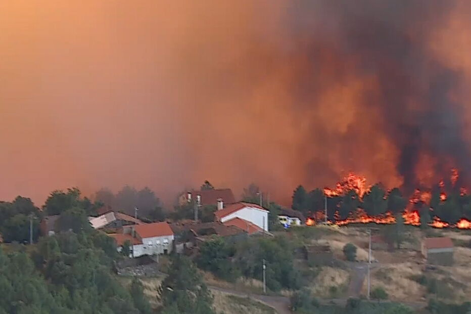 Incêndio em Oleiros aproxima-se de habitações. Veja as imagens das chamas	