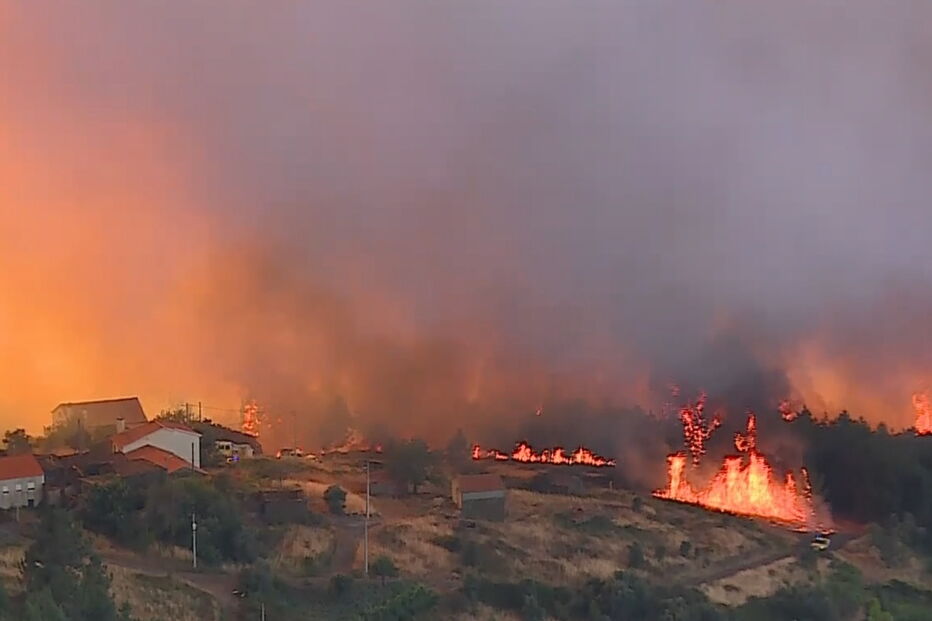 Incêndio em Oleiros aproxima-se de habitações. Veja as imagens das chamas	