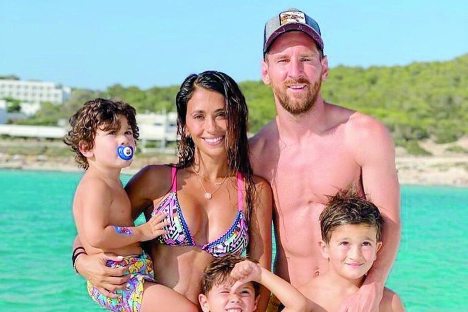 Lionel Messi com a mulher, Antonela Roccuzzo, e os três filhos   